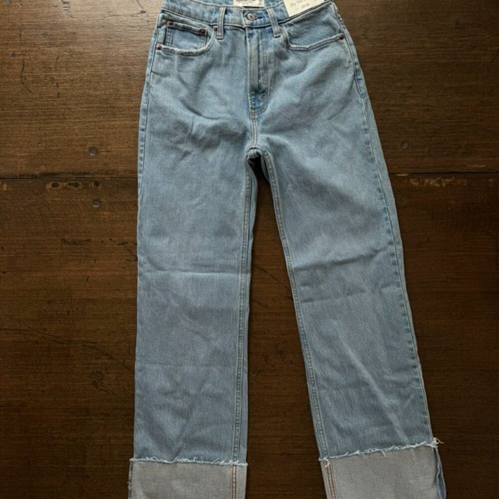 NWT Abercrombie & Fitch 90's Relaxed Jean High Rise Regular Size 25 Light Wash